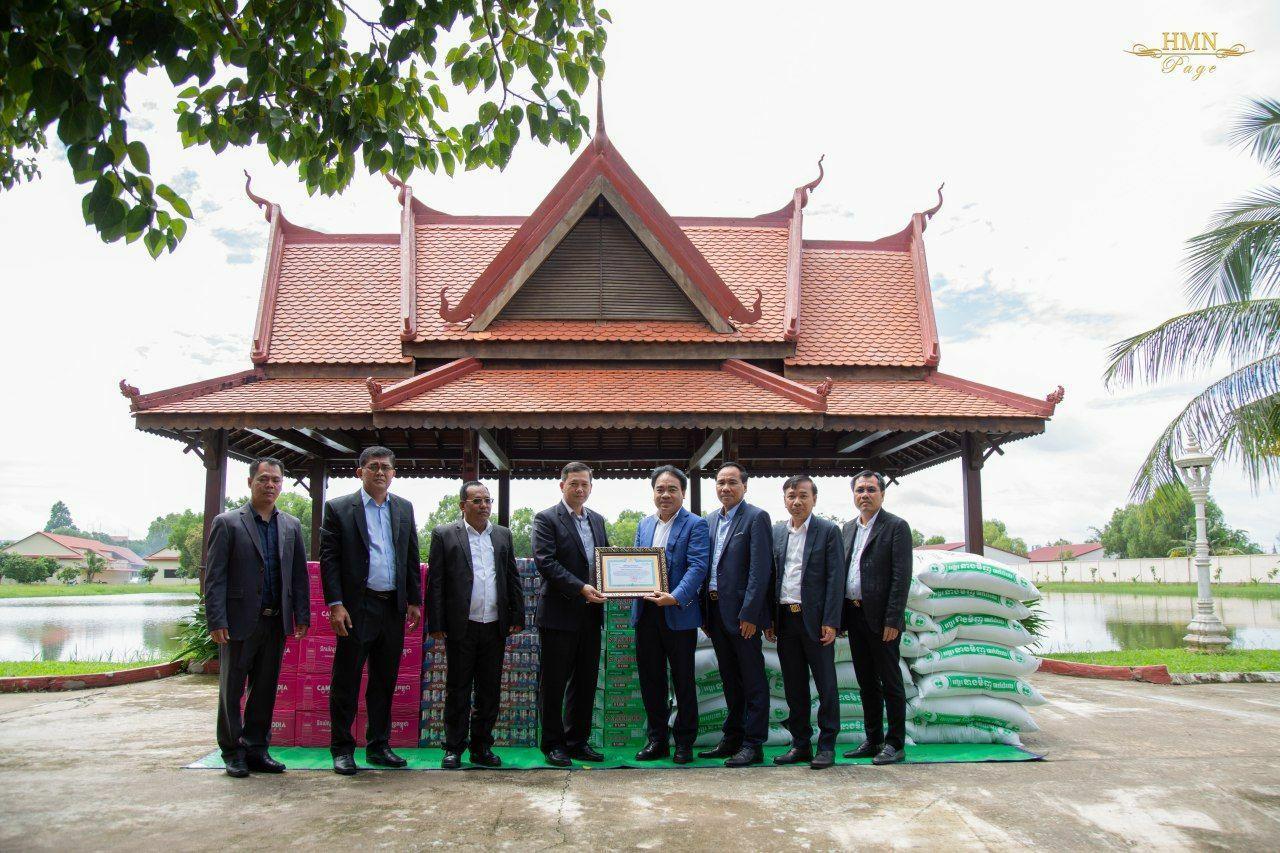 Lt. Gen. Hun Manet Receives Donation from Peng Huoth Group to Distribute to Flood Victims and Troops